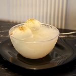 فالوده بستنی کافه فراز با ترکیب رشته‌های یخی و بستنی وانیلی