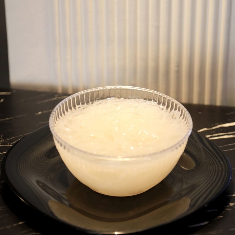 فالوده محلی کافه فراز با ترکیب رشته‌های نشاسته‌ای و شربت گلاب